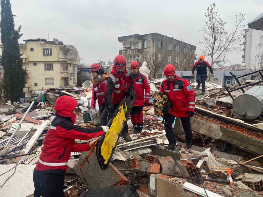 Sak-e Deprem Bölgesinde Arama Kurtarma Faaliyetlerini Aralıksız Sürdürüyor