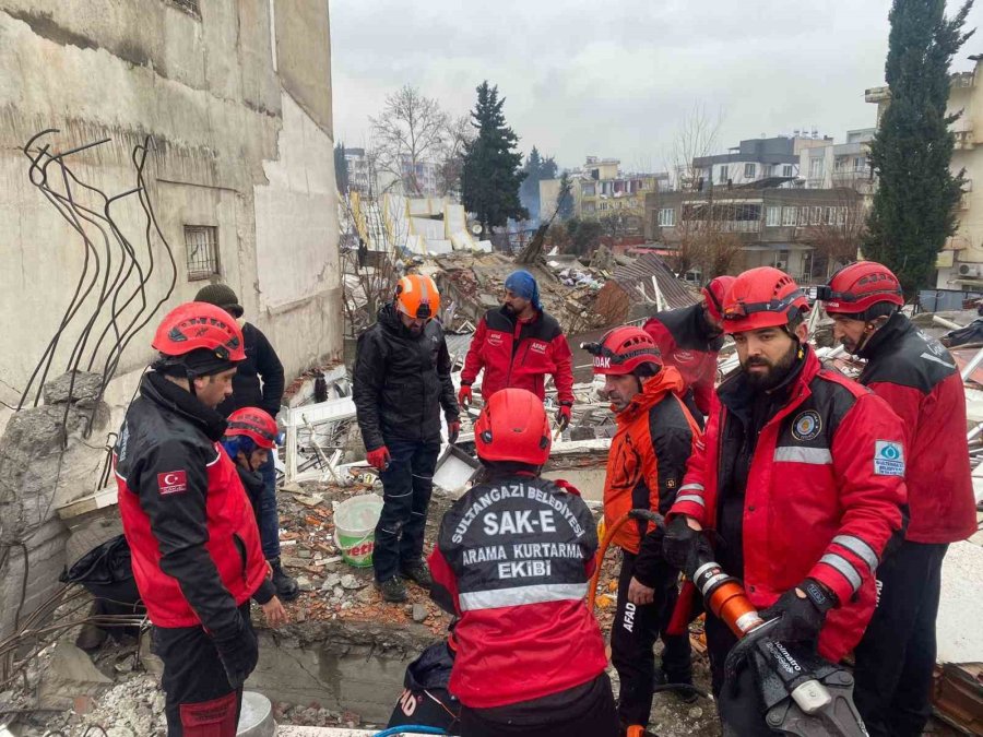 Sak-e Deprem Bölgesinde Arama Kurtarma Faaliyetlerini Aralıksız Sürdürüyor