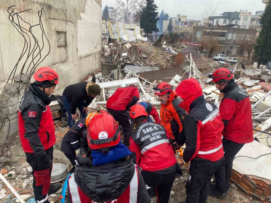 Sak-e Deprem Bölgesinde Arama Kurtarma Faaliyetlerini Aralıksız Sürdürüyor