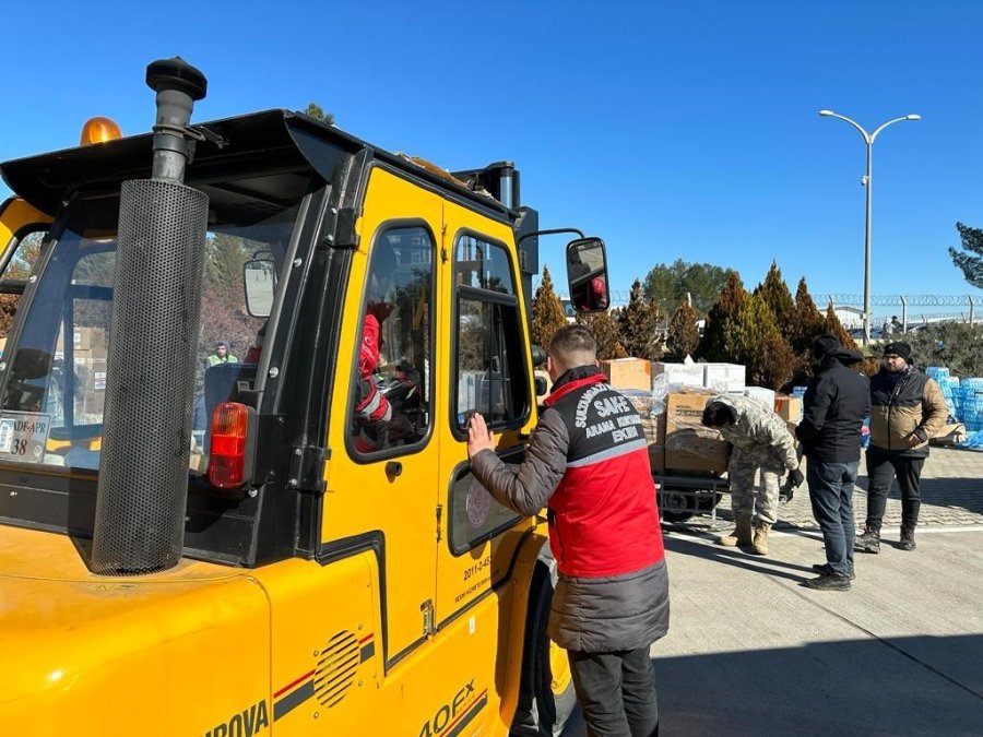 Sak-e Deprem Bölgesinde Arama Kurtarma Faaliyetlerini Aralıksız Sürdürüyor