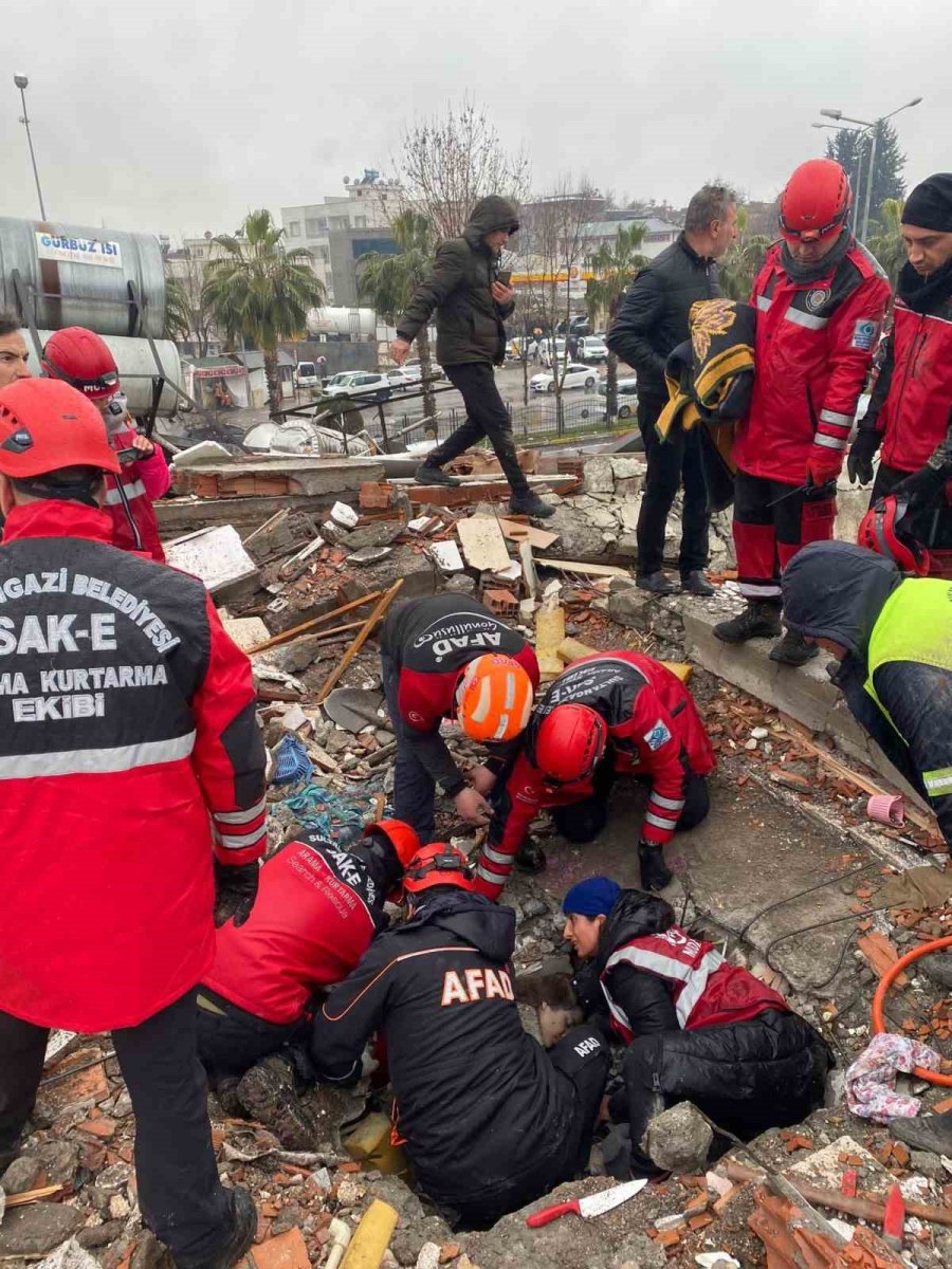 Sak-e Deprem Bölgesinde Arama Kurtarma Faaliyetlerini Aralıksız Sürdürüyor