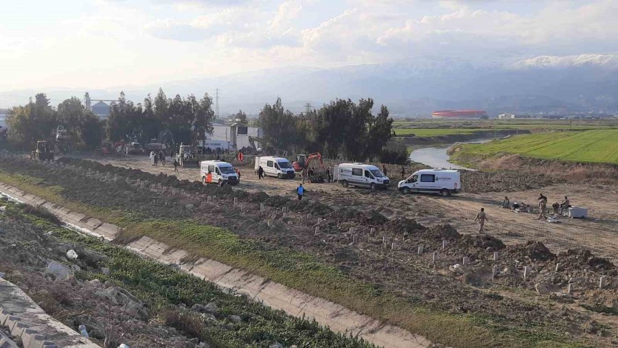 Depremde Hayatını Kaybedenler Toplu Mezarlıkta Son Yolculuğuna Uğurlanıyor