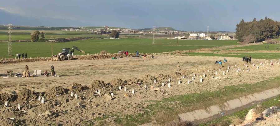 Depremde Hayatını Kaybedenler Toplu Mezarlıkta Son Yolculuğuna Uğurlanıyor