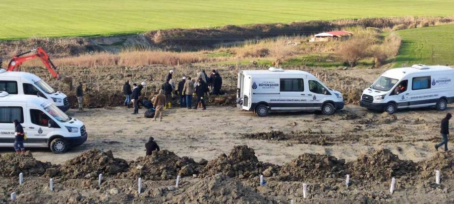 Depremde Hayatını Kaybedenler Toplu Mezarlıkta Son Yolculuğuna Uğurlanıyor