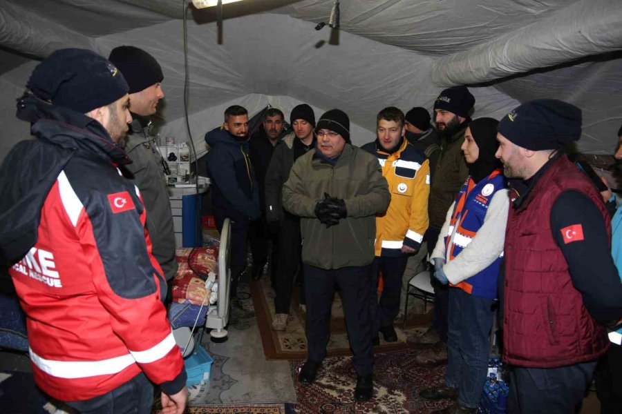 Yorgan Yüklüğüne Sığınarak Hayatta Kaldı, 105 Saat Sonra Kurtarıldı