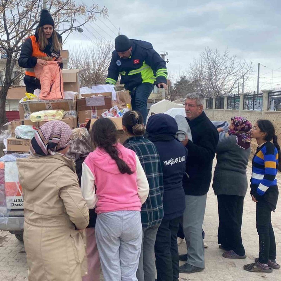 Deprem Bölgesinde Yürek Isıtan Kareler Objektiflere Yansıdı