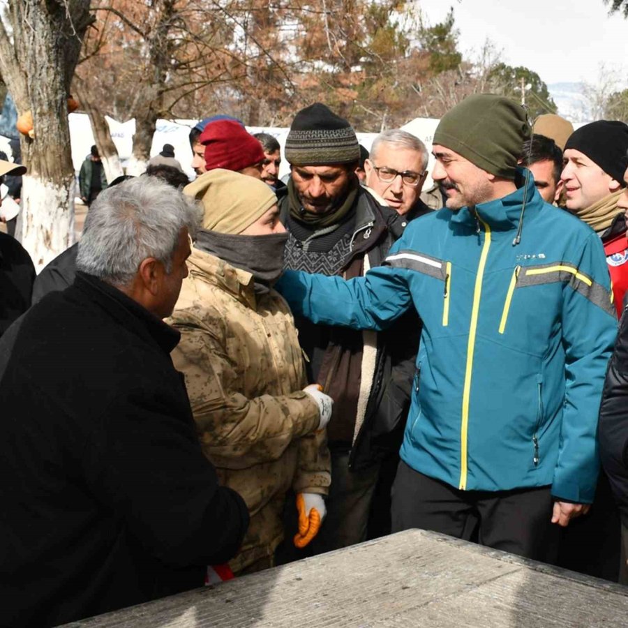 Deprem Bölgesinde Yürek Isıtan Kareler Objektiflere Yansıdı