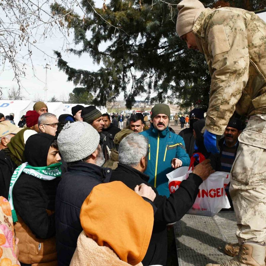 Deprem Bölgesinde Yürek Isıtan Kareler Objektiflere Yansıdı