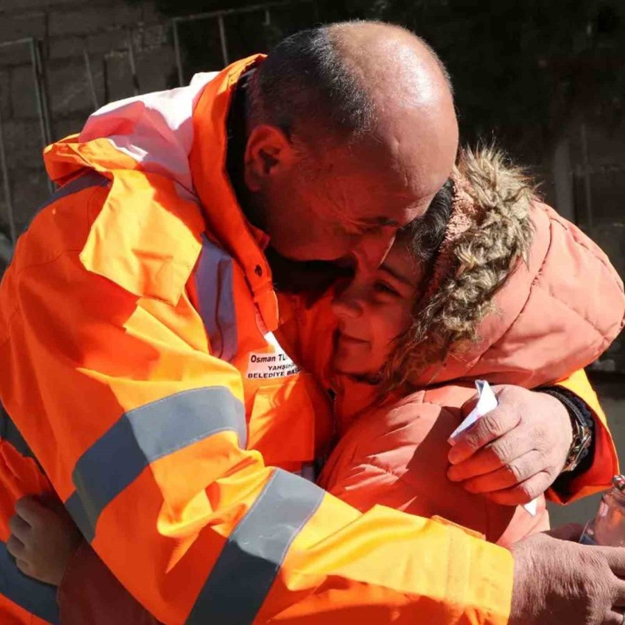 Deprem Bölgesinde Yürek Isıtan Kareler Objektiflere Yansıdı