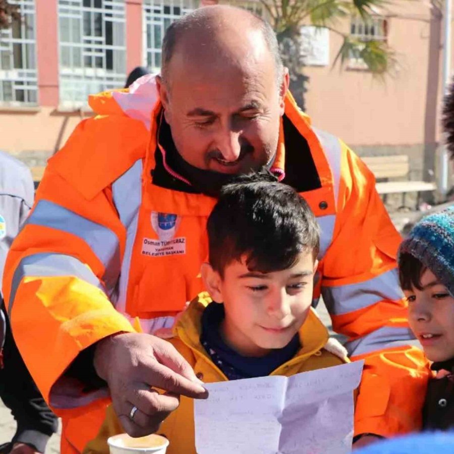 Deprem Bölgesinde Yürek Isıtan Kareler Objektiflere Yansıdı