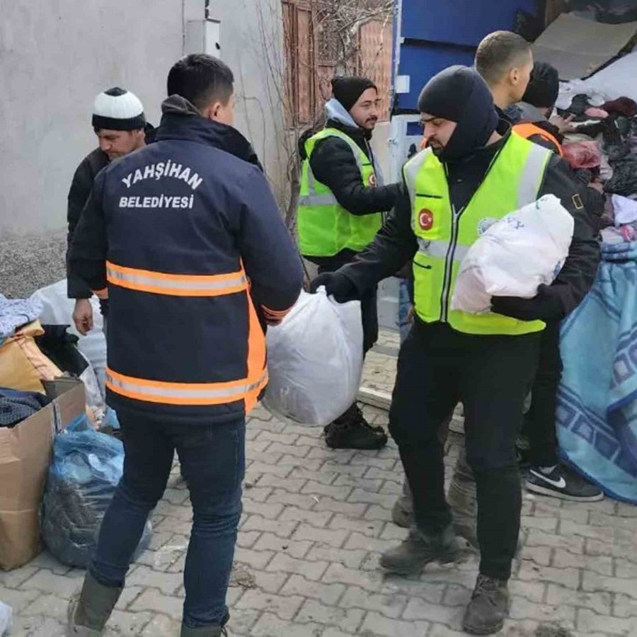 Deprem Bölgesinde Yürek Isıtan Kareler Objektiflere Yansıdı