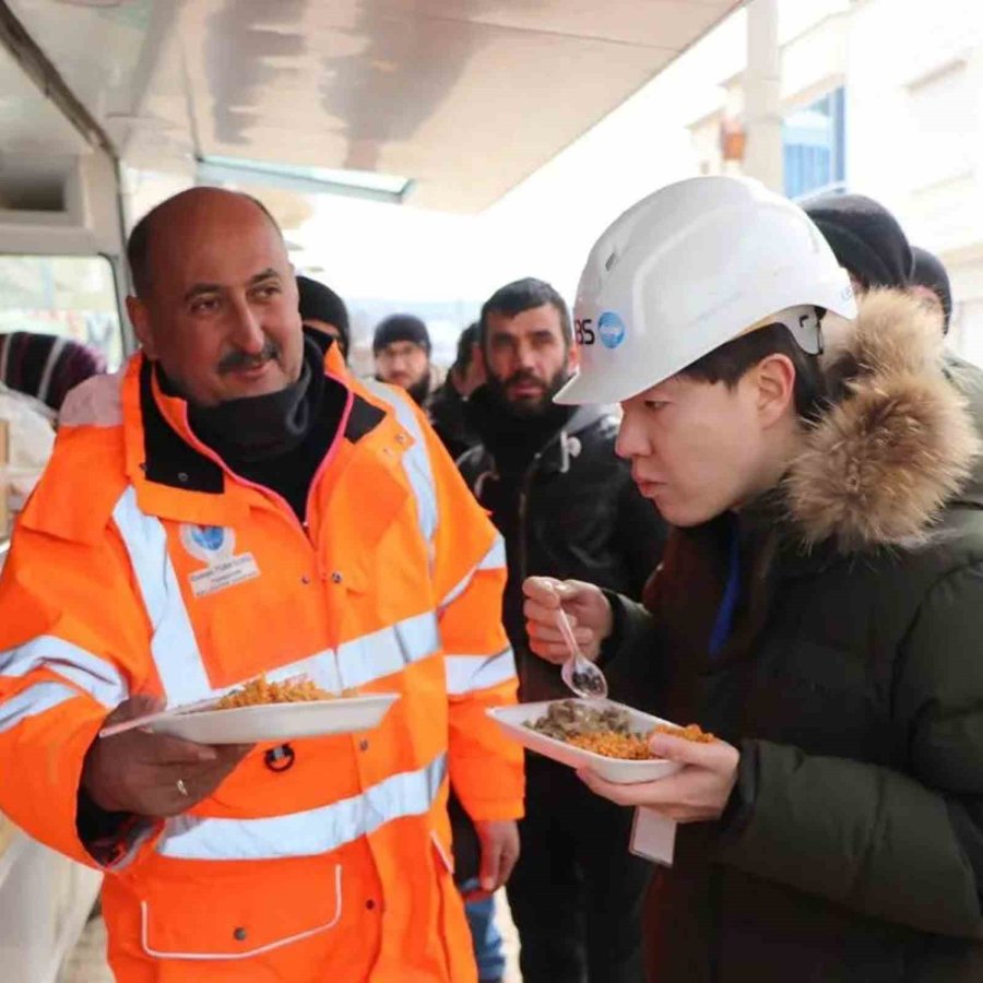 Deprem Bölgesinde Yürek Isıtan Kareler Objektiflere Yansıdı