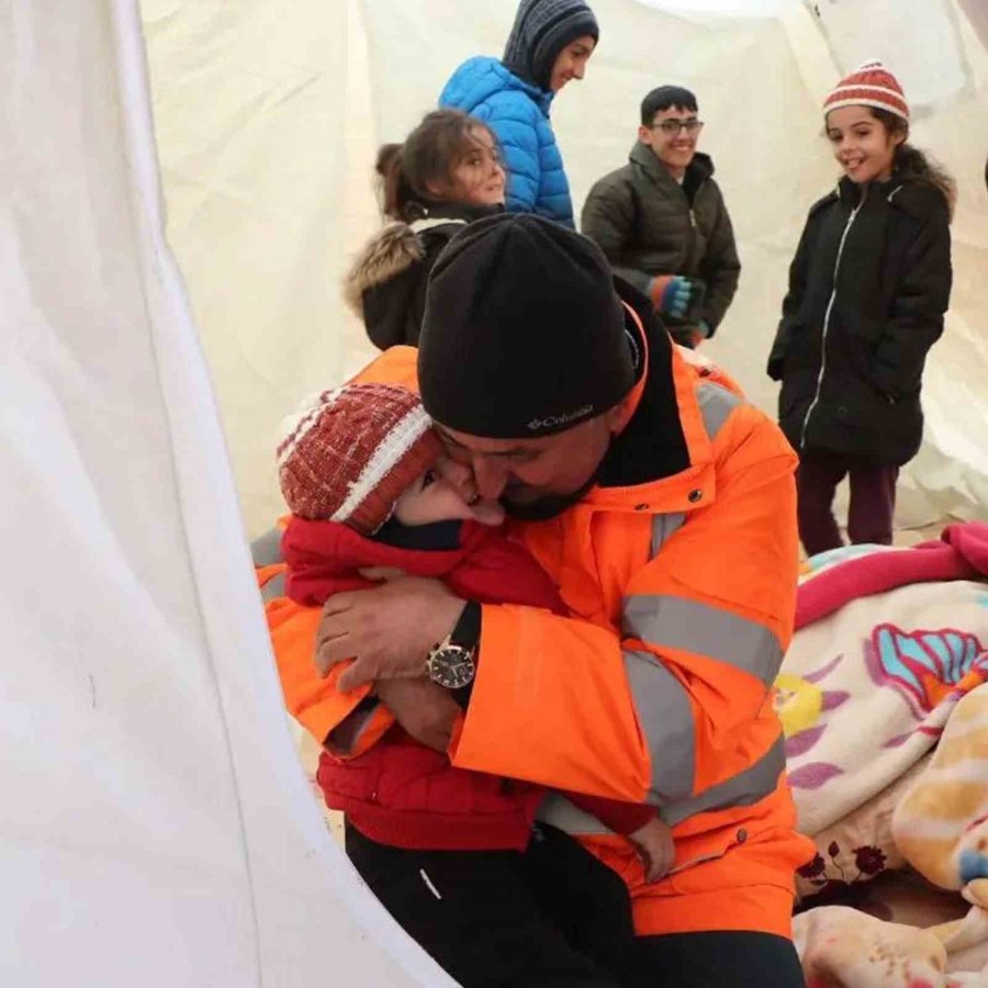 Deprem Bölgesinde Yürek Isıtan Kareler Objektiflere Yansıdı