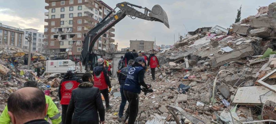 Kahramanmaraş’ta 107 Saat Sonra Bir Genç Enkazdan Sağ Çıkarıldı