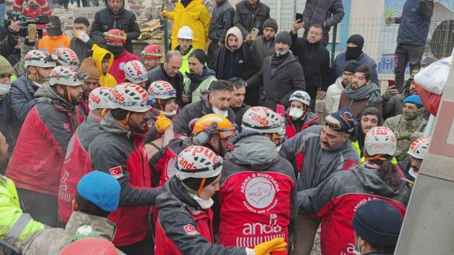 Kahramanmaraş’ta 107 Saat Sonra Bir Genç Enkazdan Sağ Çıkarıldı