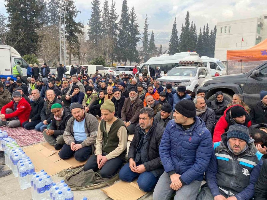 Kahramanmaraş’ta Depremzedeler Cuma Namazında Dua Etti