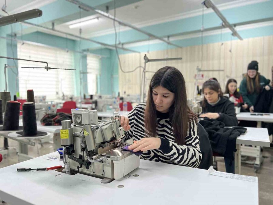 Meslek Lisesi Öğrencileri Depremzedeler İçin Kışlık Ürün Üretiyor