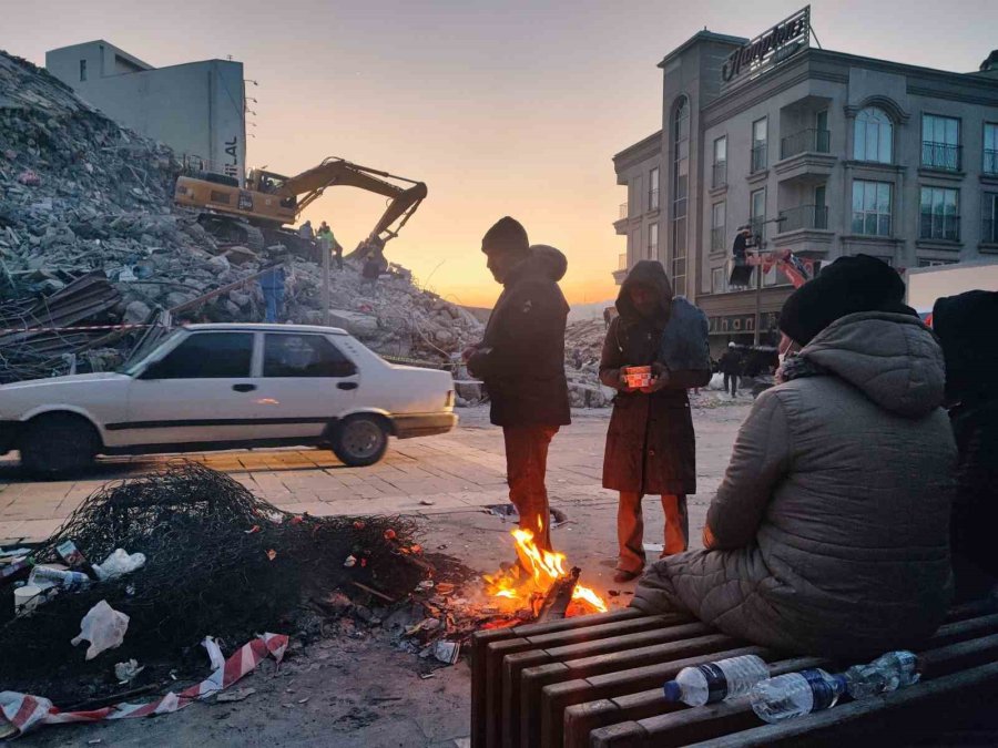 Bina Çöktü Kendini Caddede Buldu, Kocası Ve Oğlunun Kurtarılmasını Bekliyor