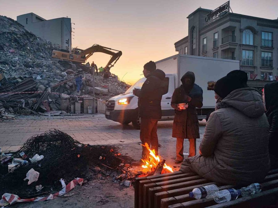 Bina Çöktü Kendini Caddede Buldu, Kocası Ve Oğlunun Kurtarılmasını Bekliyor