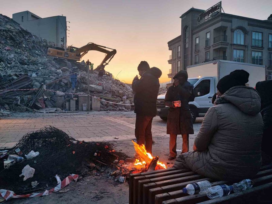 Bina Çöktü Kendini Caddede Buldu, Kocası Ve Oğlunun Kurtarılmasını Bekliyor