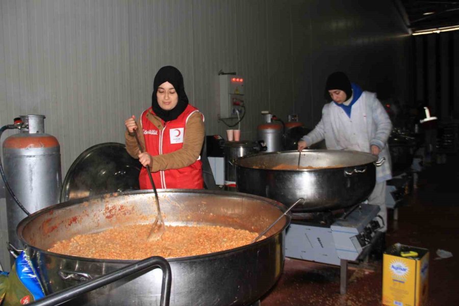 Malatya’da Günlük 50 Bin Depremzedeye Sıcak Yemek