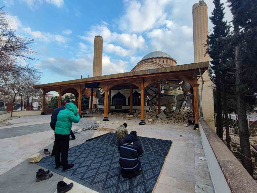 Kahramanmaraş’ta Yıkılan Caminin Avlusunda İbadetlerini Gerçekleştiriyorlar