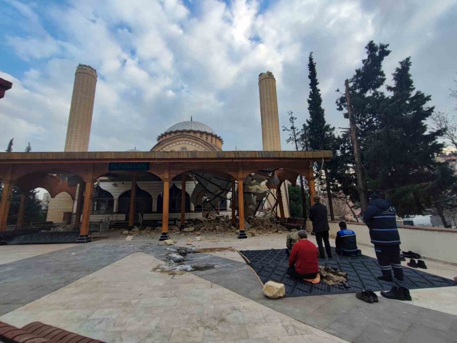 Kahramanmaraş’ta Yıkılan Caminin Avlusunda İbadetlerini Gerçekleştiriyorlar