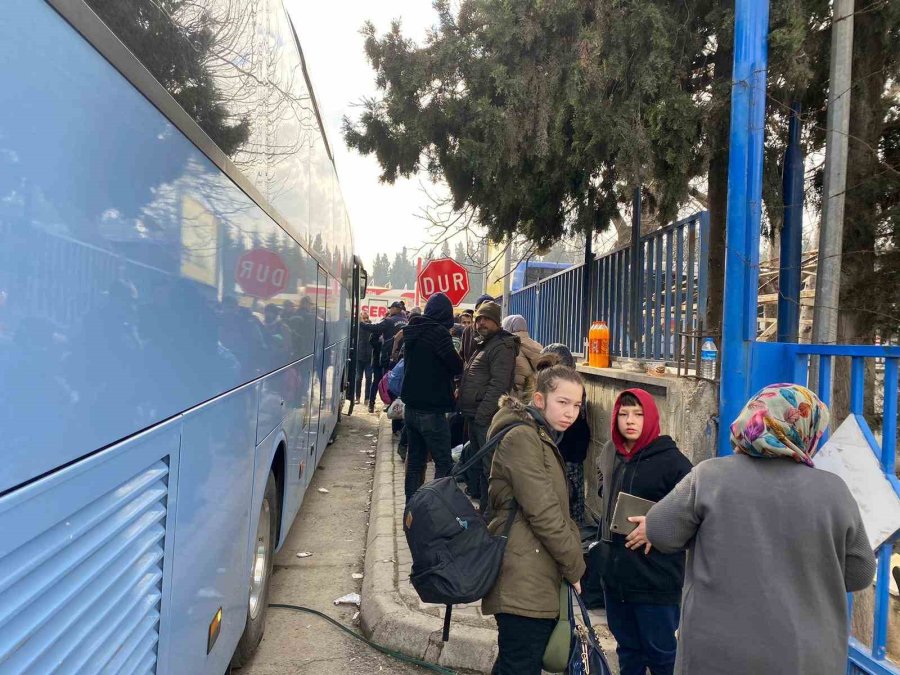 Yaşlı Çift Deprem Bölgesinden Başka Şehre Sevki İçin Kuşlarıyla Bekledi