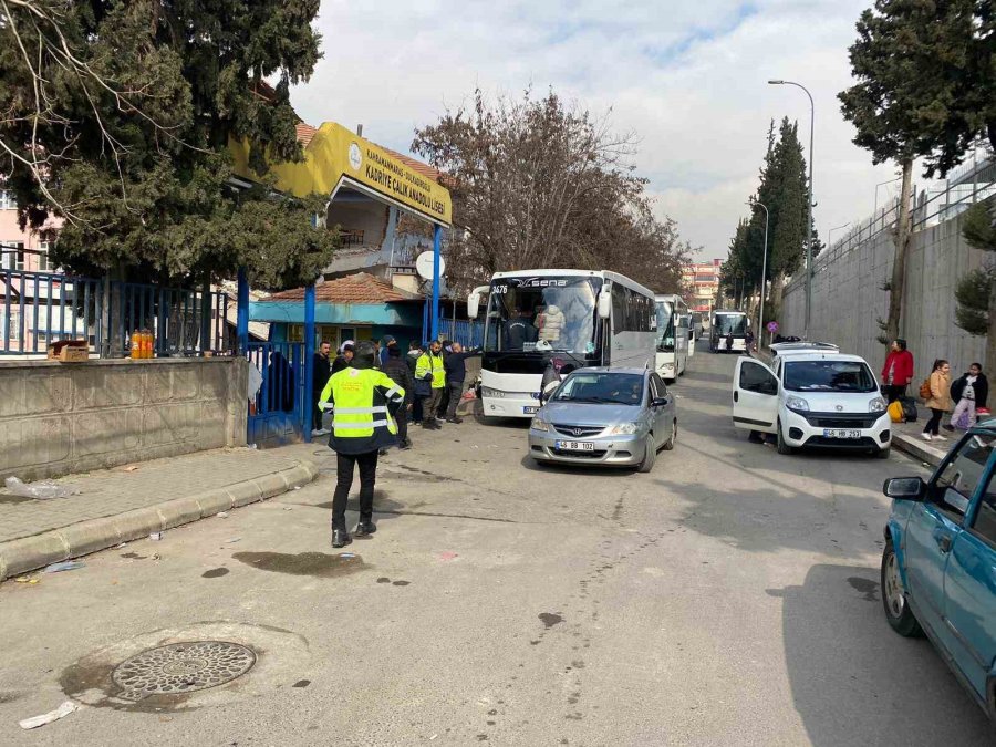 Yaşlı Çift Deprem Bölgesinden Başka Şehre Sevki İçin Kuşlarıyla Bekledi