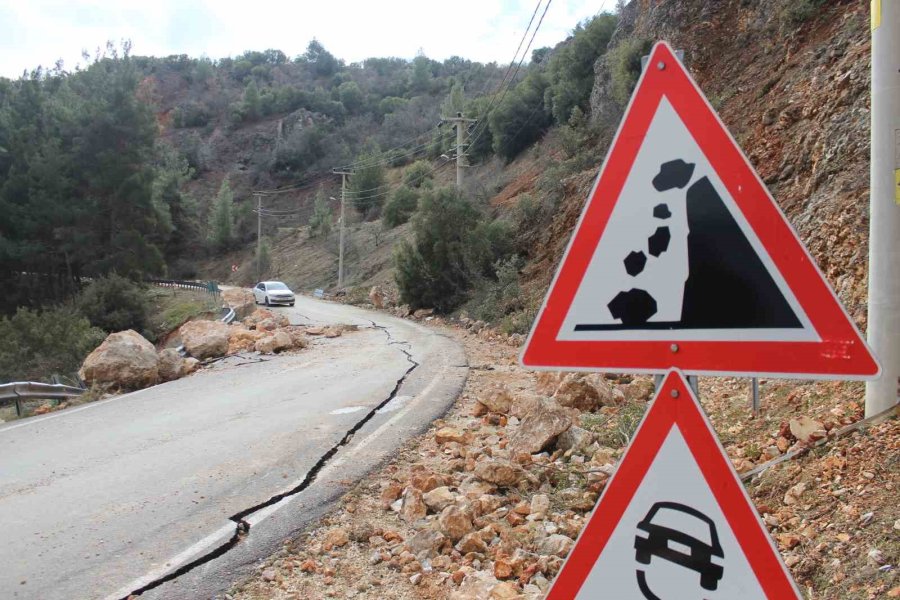 Kartalkaya Barajı’nda Yol Ortadan İkiye Ayrıldı