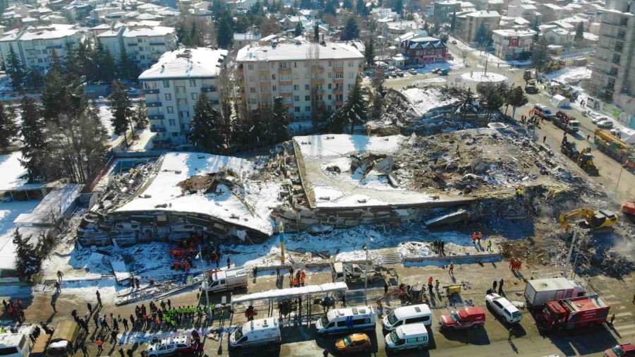 Tsk Arama-kurtarma Ekipleri, Enkaz Alanında Vatandaşların Bulunması İçin Yoğun Çaba Sarf Ediyor