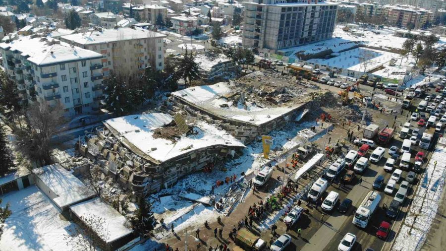 Tsk Arama-kurtarma Ekipleri, Enkaz Alanında Vatandaşların Bulunması İçin Yoğun Çaba Sarf Ediyor