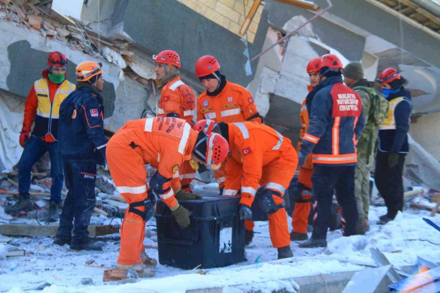 Tsk Arama-kurtarma Ekipleri, Enkaz Alanında Vatandaşların Bulunması İçin Yoğun Çaba Sarf Ediyor