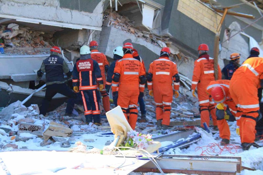 Tsk Arama-kurtarma Ekipleri, Enkaz Alanında Vatandaşların Bulunması İçin Yoğun Çaba Sarf Ediyor