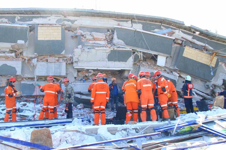 Tsk Arama-kurtarma Ekipleri, Enkaz Alanında Vatandaşların Bulunması İçin Yoğun Çaba Sarf Ediyor