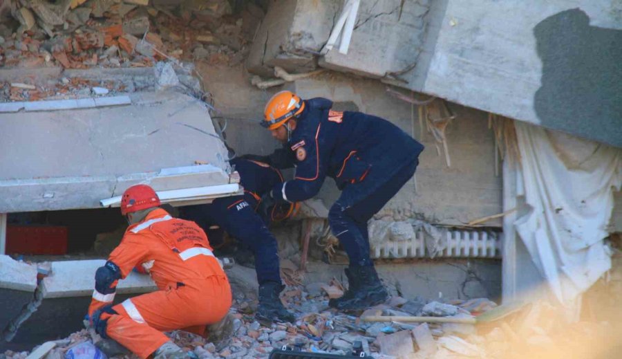 Tsk Arama-kurtarma Ekipleri, Enkaz Alanında Vatandaşların Bulunması İçin Yoğun Çaba Sarf Ediyor