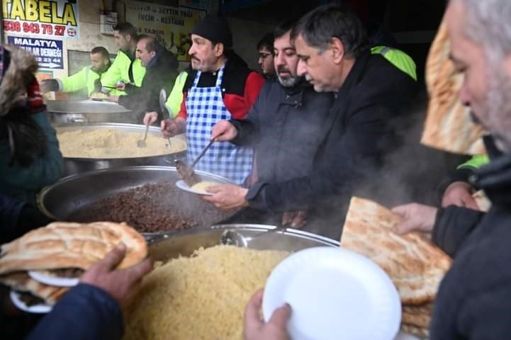 Pütürge Belediyesinden Depremzedelere Günlük Sıcak Yemek