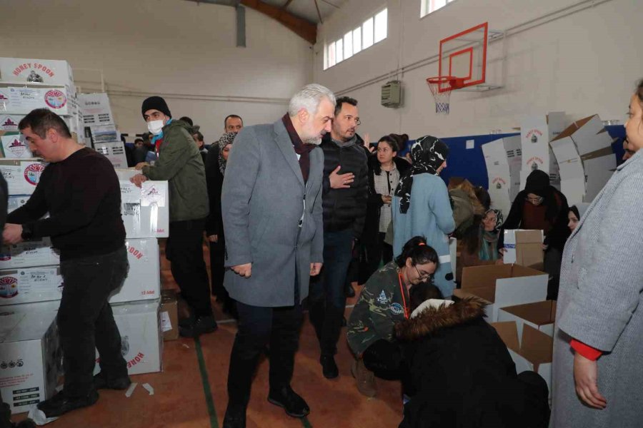 Deprem Bölgesine İstanbul’dan Yardım Yağıyor