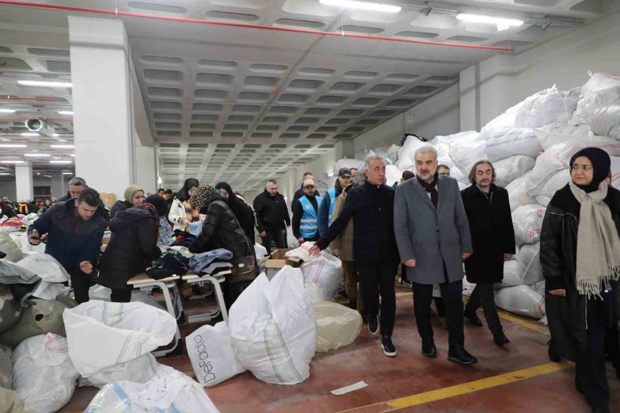 Deprem Bölgesine İstanbul’dan Yardım Yağıyor