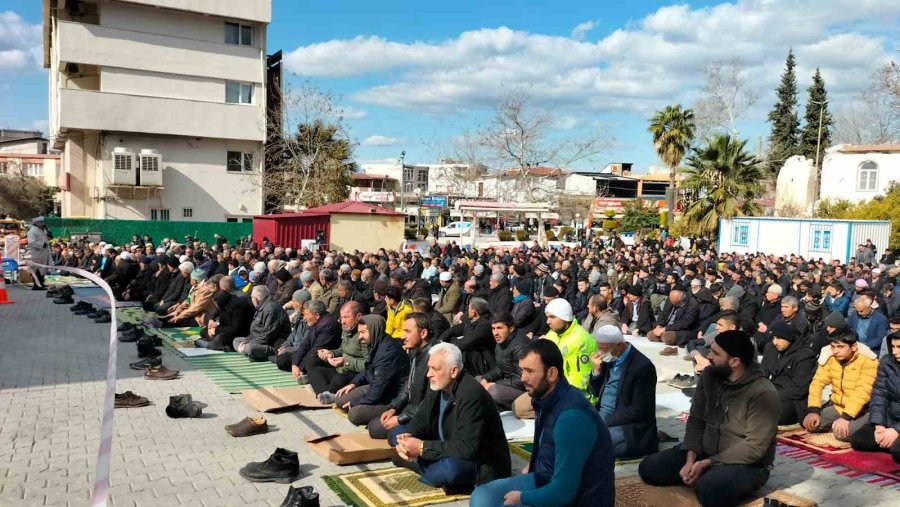 Cami Depremde Hasar Gördü, Cemaat Meydanda Cuma Namazı Kıldı