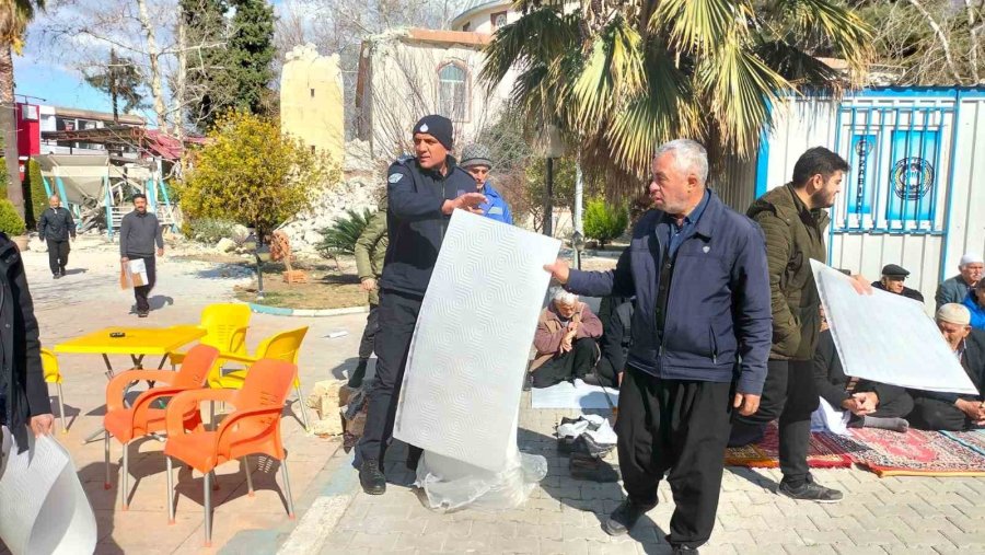 Cami Depremde Hasar Gördü, Cemaat Meydanda Cuma Namazı Kıldı