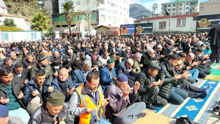 Cami Depremde Hasar Gördü, Cemaat Meydanda Cuma Namazı Kıldı