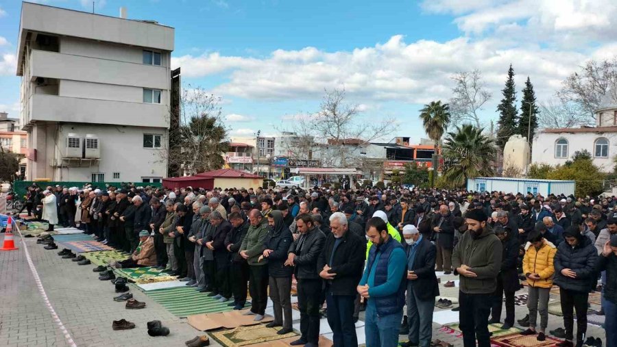 Cami Depremde Hasar Gördü, Cemaat Meydanda Cuma Namazı Kıldı