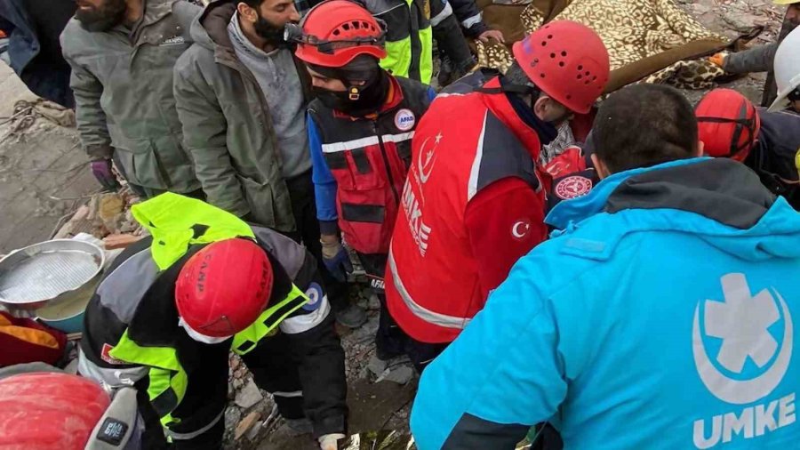 Enkaz Altında Kalan Kadın 108 Saat Sonra Sağ Olarak Kurtarıldı