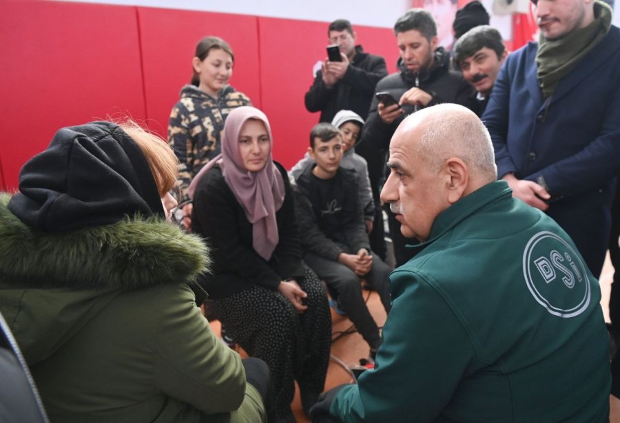 Tarım Ve Orman Bakanı Kirişci, Tufanbeyli’de Depremzedeleri Ziyaret Etti