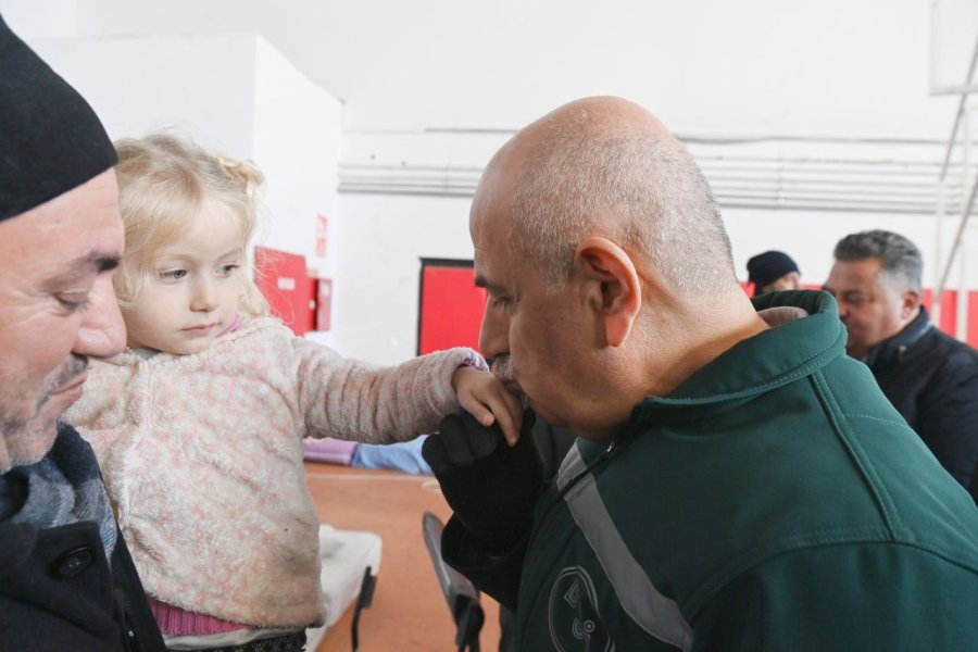 Tarım Ve Orman Bakanı Kirişci, Tufanbeyli’de Depremzedeleri Ziyaret Etti