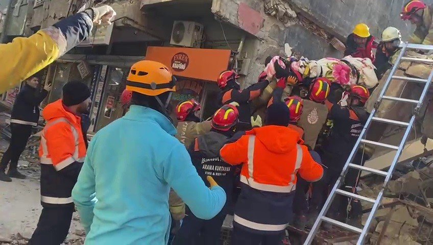 Hatay’da Baba Ve Kız Göçük Altından Kurtarıldı