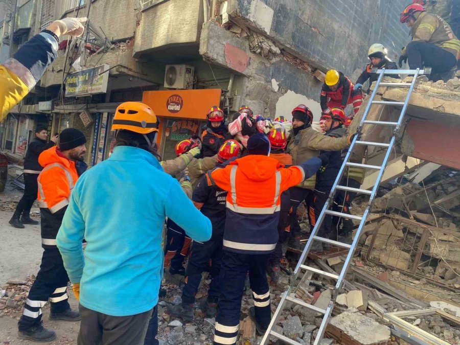 Hatay’da Baba Ve Kız Göçük Altından Kurtarıldı