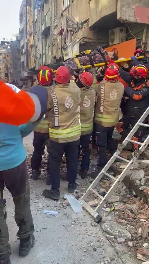 Hatay’da Baba Ve Kız Göçük Altından Kurtarıldı