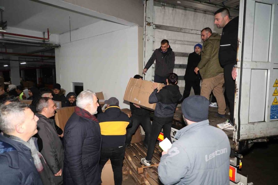 Deprem Bölgesine İstanbul’dan Yardım Yağıyor